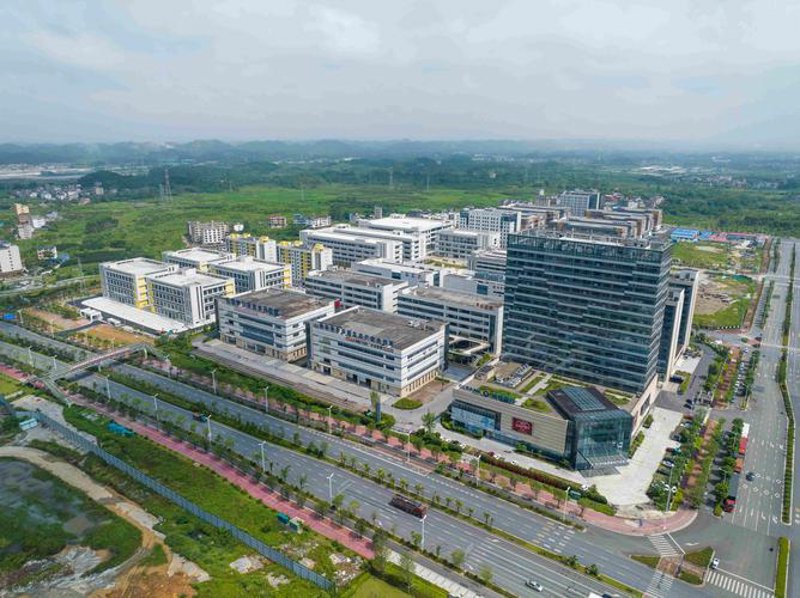 软件产业基地：现代信息技术的创新绿洲